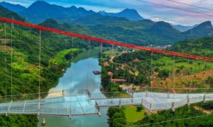 Фото: самый длинный в мире подвесной стеклянный мост открыли в Китае