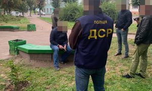 Фото: доцента житомирского университета задержали при получении взятки за поступление
