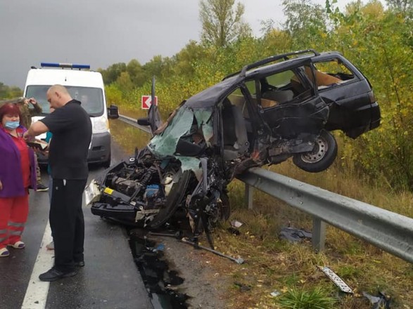 Фото: на трасі під Черніговом в ДТП автівка вилетіла на огородження