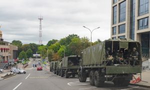 Видео: в Минск вывели силовиков с водометами и военную технику