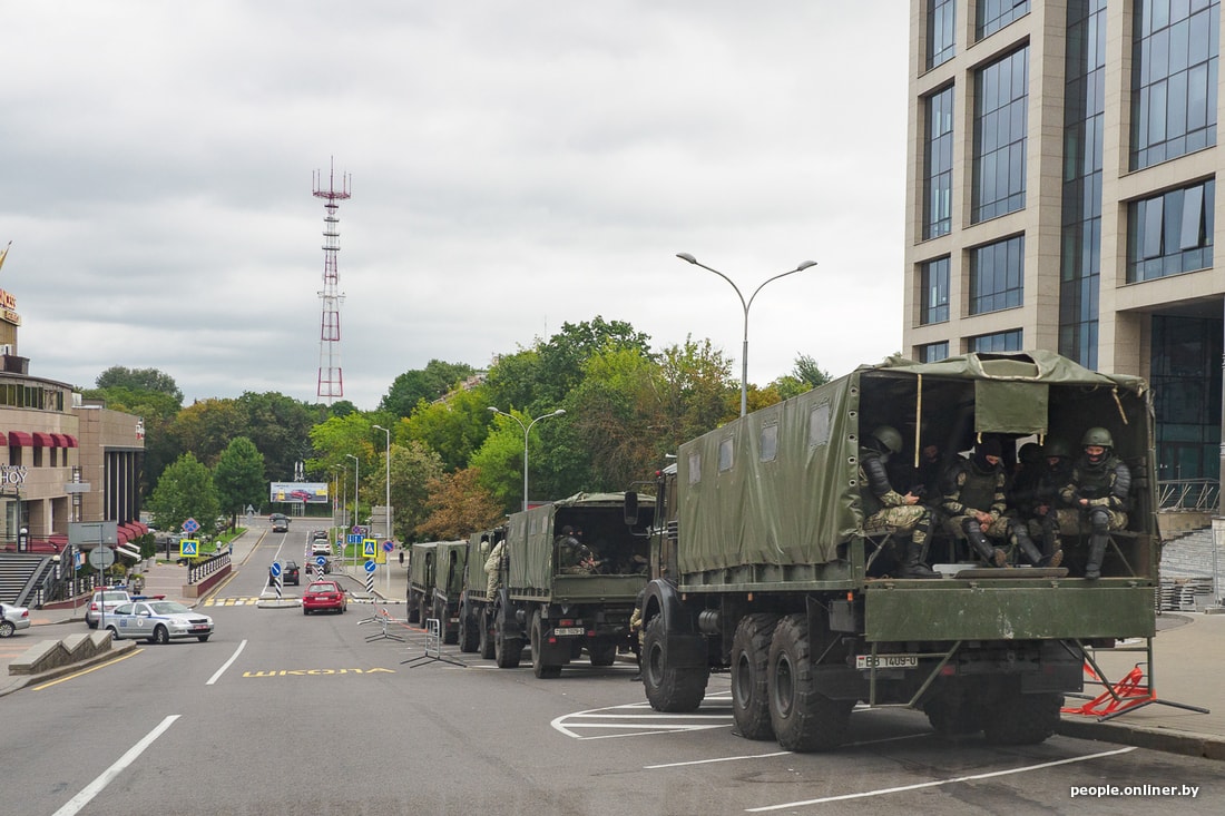 Видео: в Минск вывели силовиков с водометами и военную технику