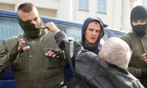 Видео: в Беларуси научили искусственный интеллект снимать маски с силовиков