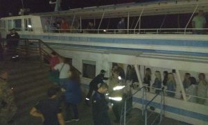 Фото: в Черкассах десятки людей застряли на теплоходе посередине Днепра