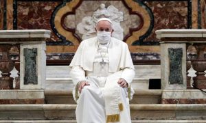 Папа Римский впервые надел маску на публичном мероприятии