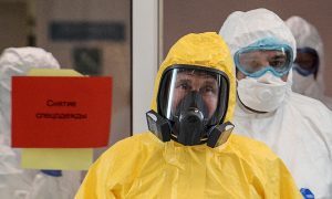 Путин боится коронавируса: карантинные меры безопасности в Кремле - видео