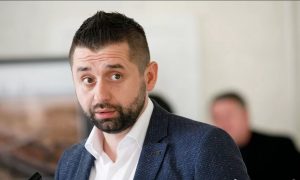 Фото: Арахамия нашел в своем автомобиле «жучок»