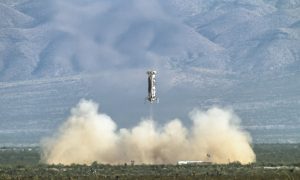 Видео: миллиардер Джефф Безос испытал многократную ракету с системой посадки на Луну