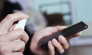 Ученые узнали, сколько коронавирус «живет» на деньгах и телефоне: результаты шокируют