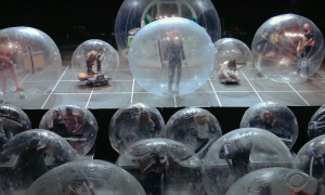 В США рок-группа провела концерт в пластиковых шарах, чтобы защититься от коронавируса