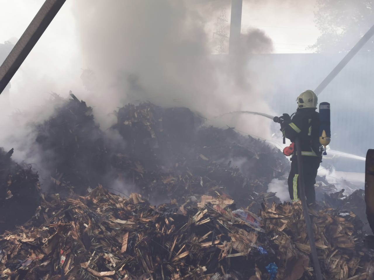 Видео: на Киевщине горело предприятие по переработке химикатов