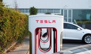 Tesla отложила строительство зарядных станций в Украине