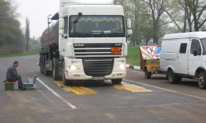 Фото: в Николаевской области сотня водителей отказывается взвешивать грузовики