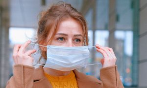 Украинцев планируют штрафовать на месте за езду в транспорте без защитной маски