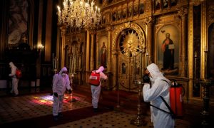 В правительстве объяснили, почему не могут ограничить работу церквей