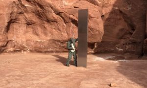 Видео: в пустыне США обнаружили металлическую конструкцию неизвестного происхождения