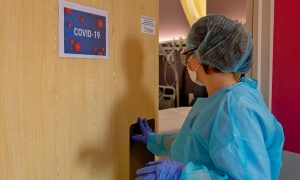  «Одна медсестра на 60 человек»: в сети показали жуткие фото «коронавирусной» больницы Харькова