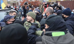 Видео: активисты пытались прорваться в особняк главы КСУ