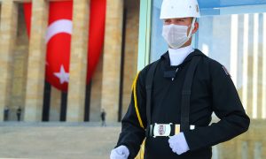 Турция усиливает карантин: ограничат работу салонов красоты, ресторанов и театров