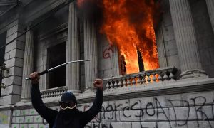 Фото, відео: у Гватемалі розлючені бюджетники спалили парламент