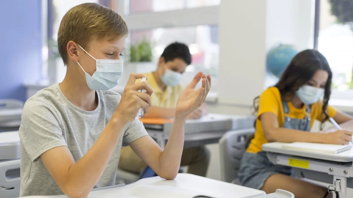 Как теперь будут работать школы и детсады в красной зоне