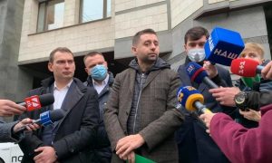 Фото: «Слуги народа» принесли в КСУ заявление с требованием к судьям подать в отставку