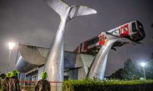 Скульптура китов спасла вагоны метро от падения в воду в Роттердаме