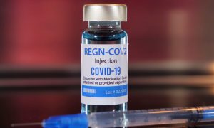 В США зарегистрировали препарат от коронавируса, которым лечили Трампа