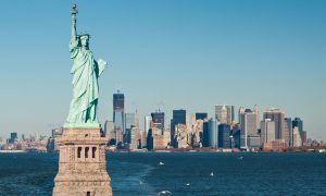 Трамп «отрезал» голову статуе, а Байден вернул: Der Spiegel вышел с необычной обложкой, фото