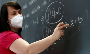 В Киеве учителей планируют бесплатно тестировать на коронавирус