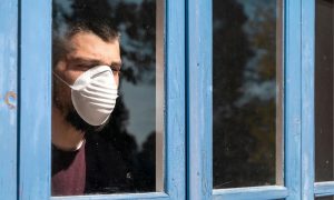 Люди с COVID-19 наиболее заразны в первые дни после появления симптомов, поэтому им необходимо вовремя изолироваться