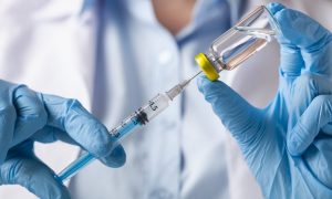 Вакцинирование от гриппа облегчает переносимость COVID-19 – учёные