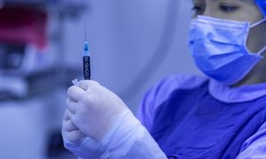 Первая страна одобрила и заказала вакцину от COVID-19 