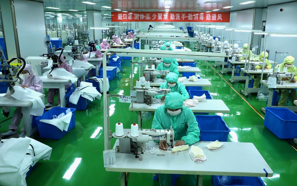 Более 200 млрд масок поставил Китай странам мира за время пандемии COVID-19