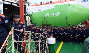 Китайский батискаф с исследователями опустился в Марианскую впадину: Видео погружения