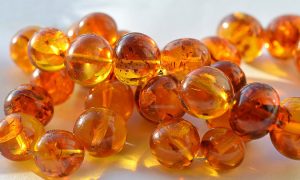 Фото: на границе с Румынией задержали груз украшений из янтаря