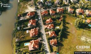 «Схемы» показали элитный коттедж топ-чиновника из СБУ (видео)