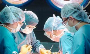 В Италии хирург заставил пациентку фаршировать оливки, пока делал ей операцию на мозге