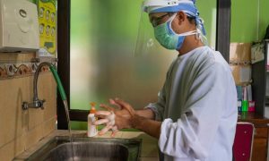 У ВООЗ повідомили про жахливі умови роботи медиків у період пандемії