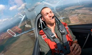 Украинский пилот выполнил сверхопасный трюк в небе (видео)