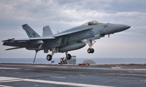 Американский истребитель впервые взлетел с помощью трамплина