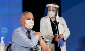 Главный инфекционист США подсчитал, сколько людей надо привить для окончания пандемии