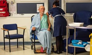 Второй в мире: вакциной от коронавируса привили 81-летнего Уильяма Шекспира