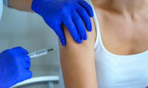 В Британии за первую неделю от COVID вакцинировали почти 140 тыс. человек