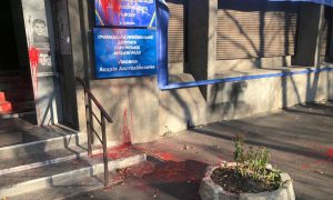 Фото: в Харькове обмазали «кровью» офис ОПЗЖ