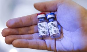 Посол США в РФ не хочет делать прививку российской вакциной