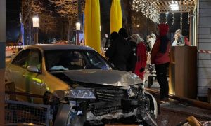 Фото: в Одессе легковушка протаранила террасу McDonald's с посетителями
