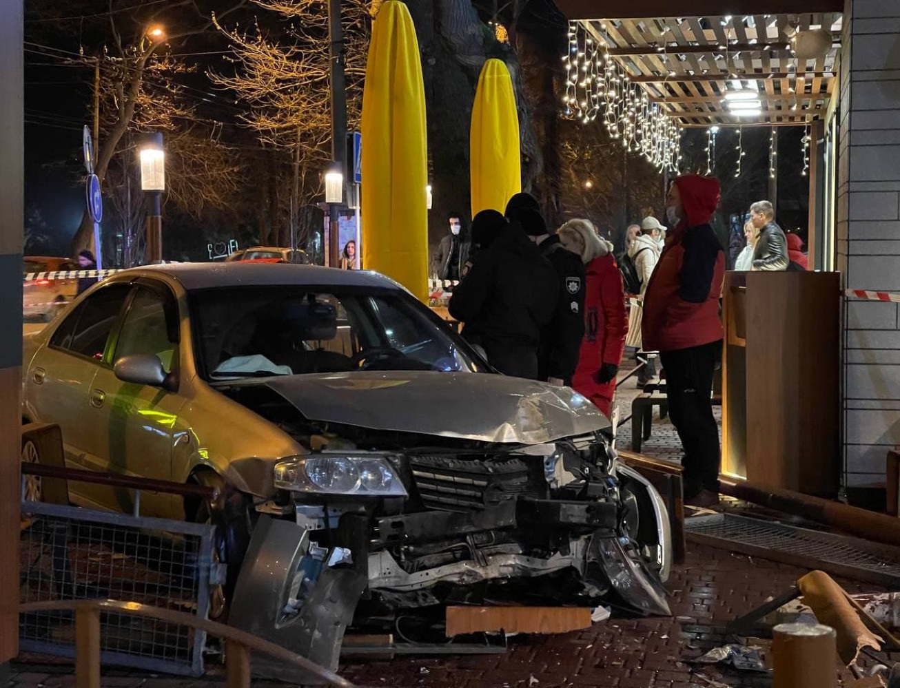 Фото: в Одессе легковушка протаранила террасу McDonald's с посетителями