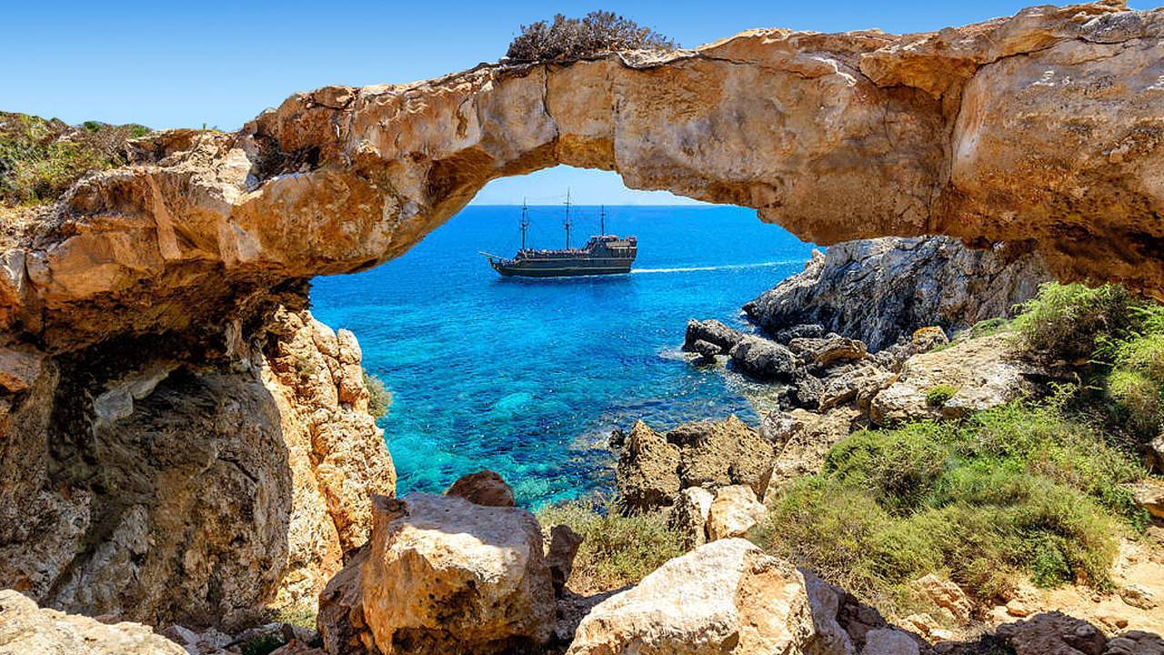 Известный мировой курорт сообщил, когда откроется для украинцев