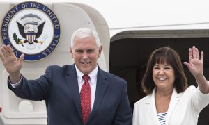 Вице-президент США Пенс публично сделал прививку от коронавируса