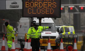 В пораженной новым штаммом коронавируса Британии рекордно выросло количество больных